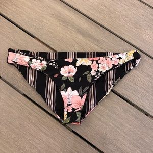 Woman’s Billabong reversible bikini bottoms!